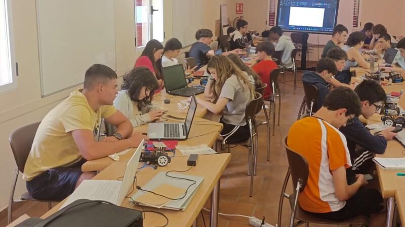 Formación en habilidades digitales para niños y adolescentes vulnerables en Madrid.