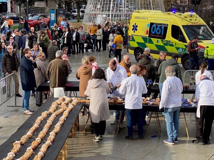 Gran demanda en reparto de roscón solidario en Santander.