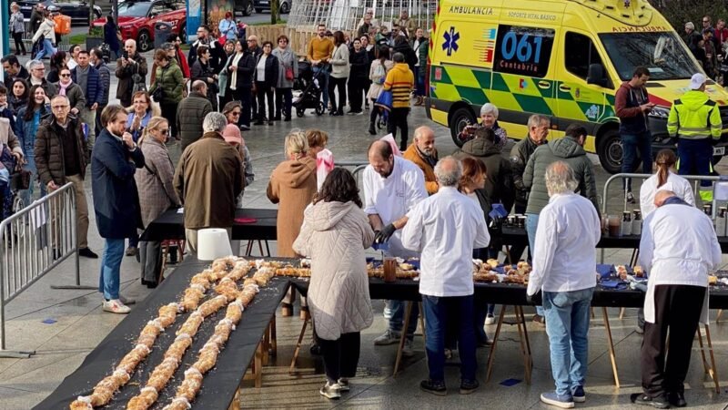 Gran demanda en reparto de roscón solidario en Santander.