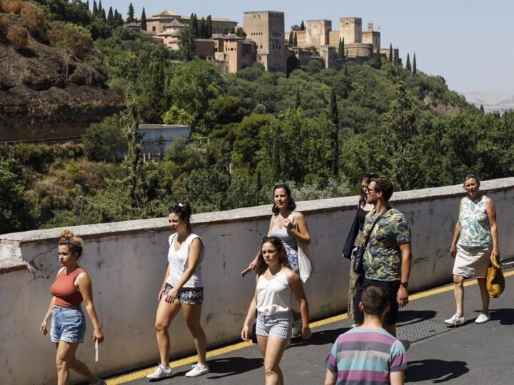 Granada prohíbe apartamentos turísticos en cascos históricos y Fígares