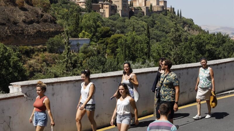 Granada prohíbe apartamentos turísticos en cascos históricos y Fígares