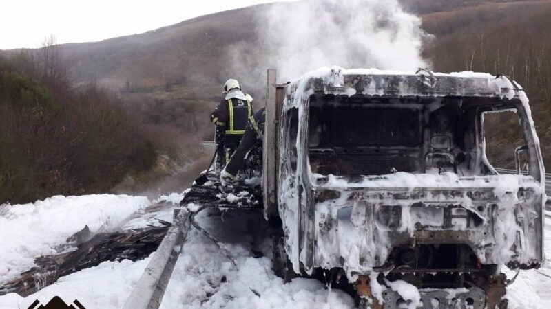 Incendio de camión con leña interrumpe AP-66 hacia León, cerca de Lena