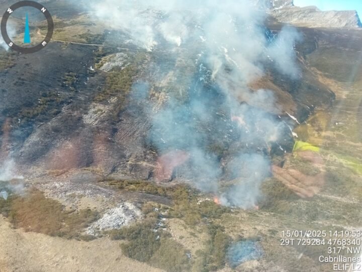 Incendio en Cabrillanes: Medios aéreos luchan por extinguirlo