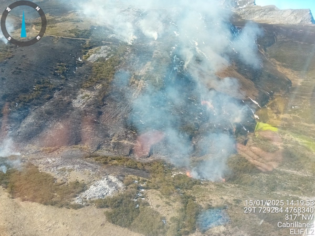 Incendio en Cabrillanes: Medios aéreos luchan por extinguirlo