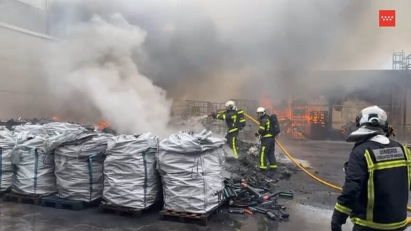 Incendio en almacén de reciclaje de cartuchos de tóner de Parla apagado por nueve dotaciones de bomberos