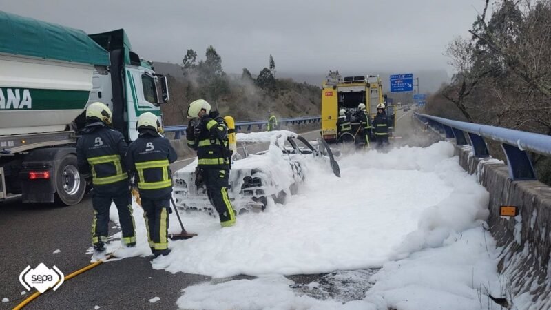 Incendio en la A-8 de Llanes: coche se incendia sin heridos