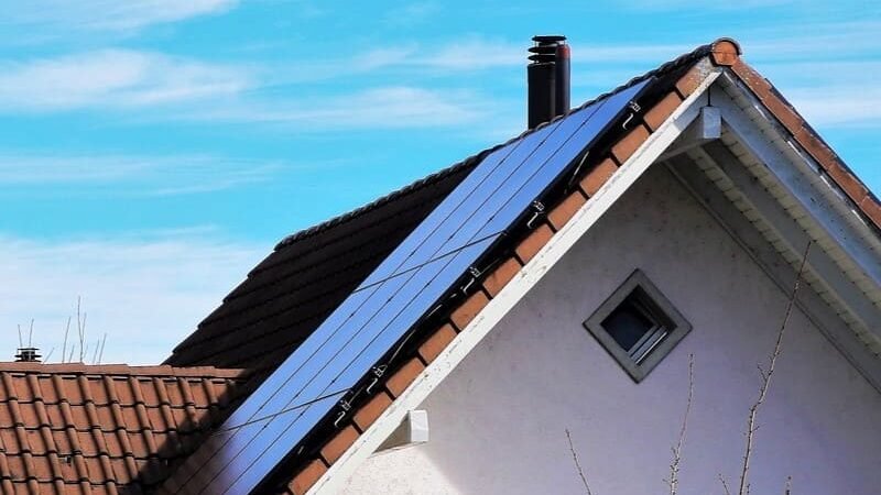 Instala paneles solares en tu tejado para ahorrar en luz