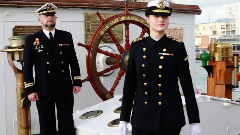 La Princesa Leonor se despide del Rey y parte a bordo del Elcano