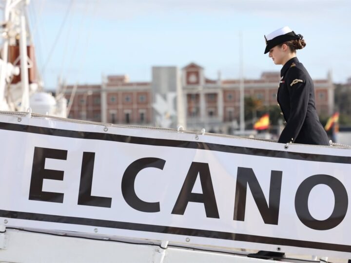 La Princesa Leonor se embarca en Cádiz para su formación como guardiamarina.