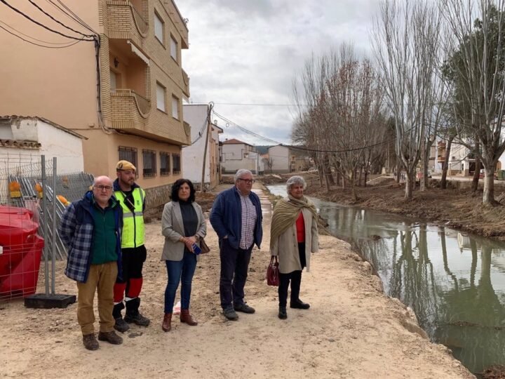 La UME retira escombros de las obras en Mira tras el accidente