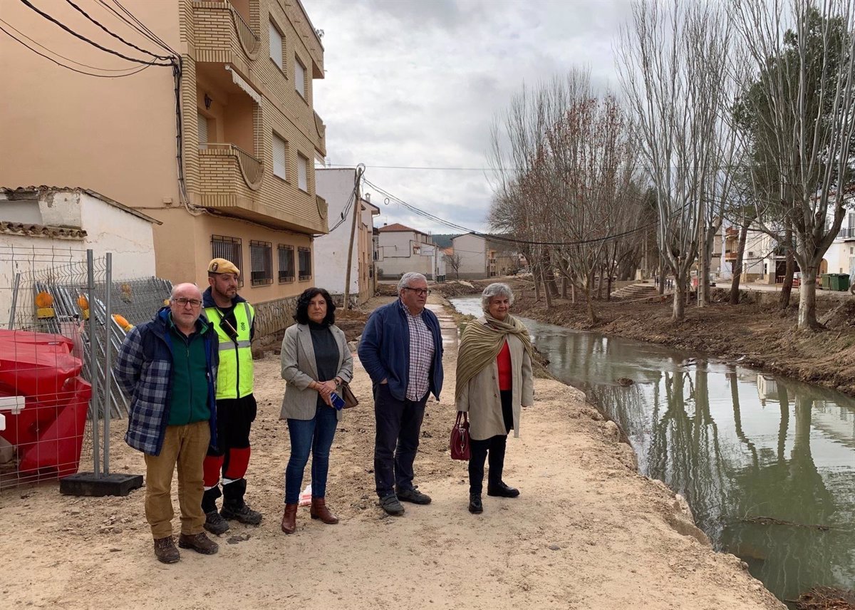 La UME retira escombros de las obras en Mira tras el accidente