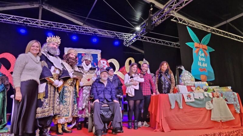 La entrega de la tradicional cesta de Navidad al primogénito en Barakaldo por los Reyes Magos.