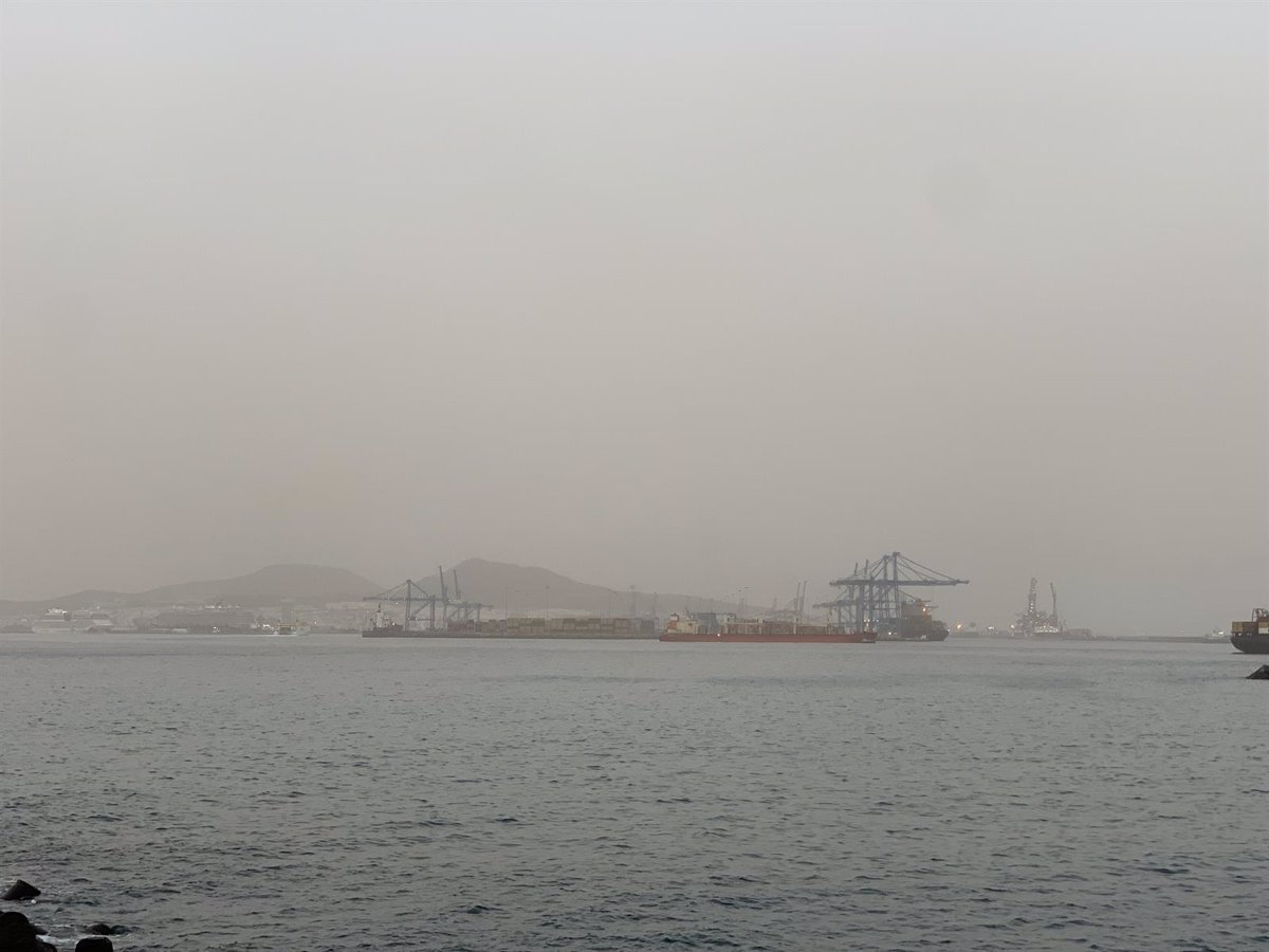 La niebla se disipará en Canarias desde el domingo por el frente atlántico, con lluvias en la Península y Baleares.