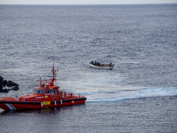 Llegan casi 200 personas en dos pateras a El Hierro