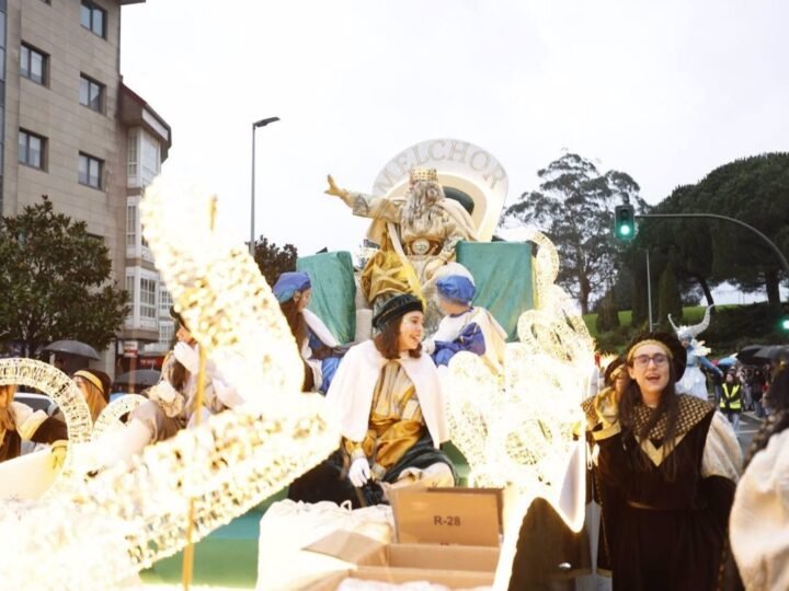 Los Reyes Magos en Santiago con doble trabajo ante la lluvia.