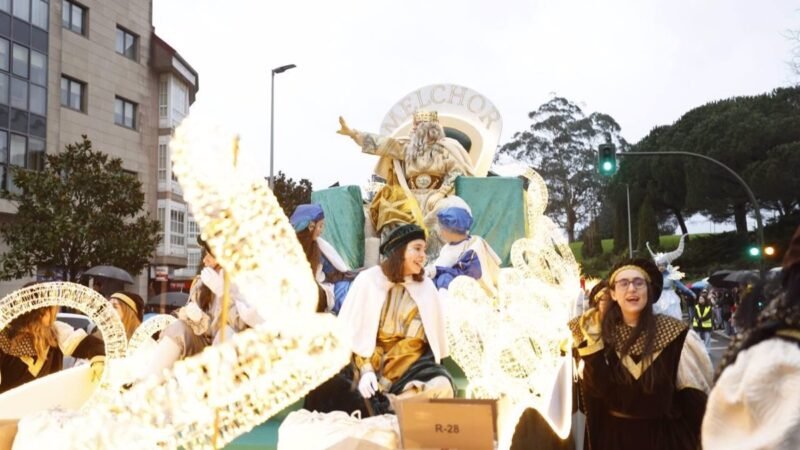 Los Reyes Magos en Santiago con doble trabajo ante la lluvia.