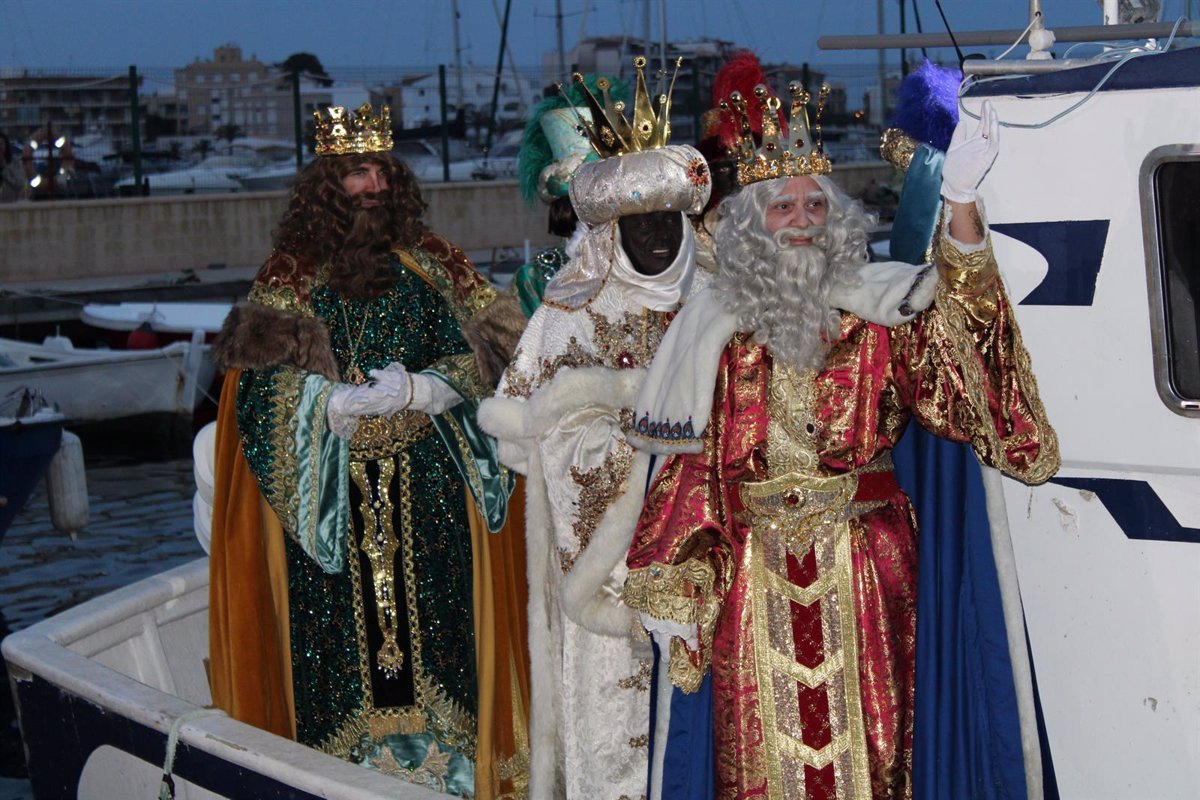 Los Reyes Magos llegan a San Pedro del Pinatar en barco