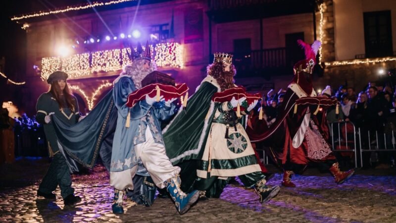 Los Reyes Magos llegan en avión y barco a Cantabria para los desfiles.