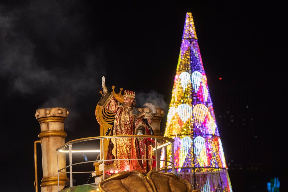 Los Reyes Magos recorren Madrid bajo la lluvia en alegorías victorianas