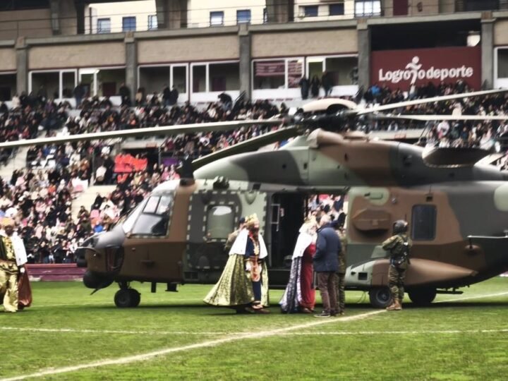 Los tres magos llegan a Logroño en helicóptero para alegrar a los niños en Las Gaunas.