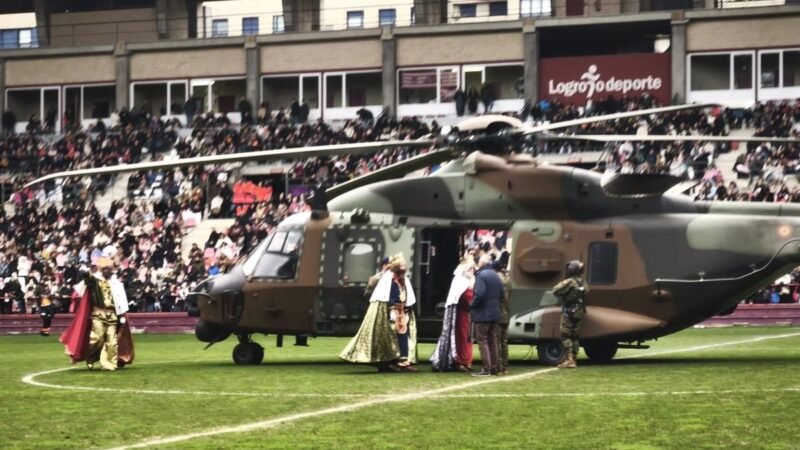 Los tres magos llegan a Logroño en helicóptero para alegrar a los niños en Las Gaunas.