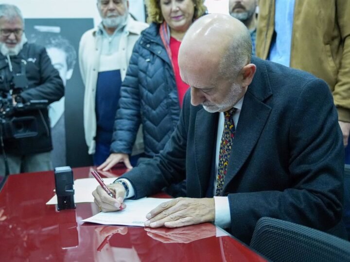 Luis Ángel Hierro se retira de la precandidatura a la Secretaría General del PSOE-A por falta de garantías.