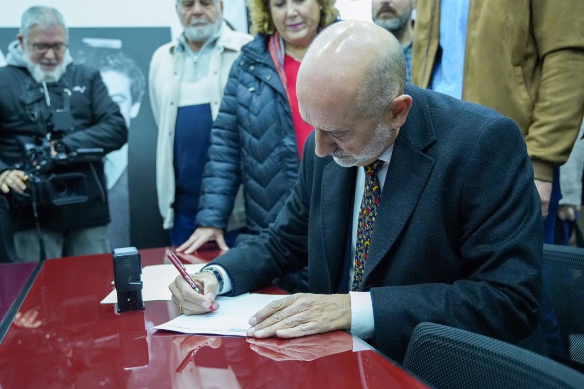 Luis Ángel Hierro se retira de la precandidatura a la Secretaría General del PSOE-A por falta de garantías.