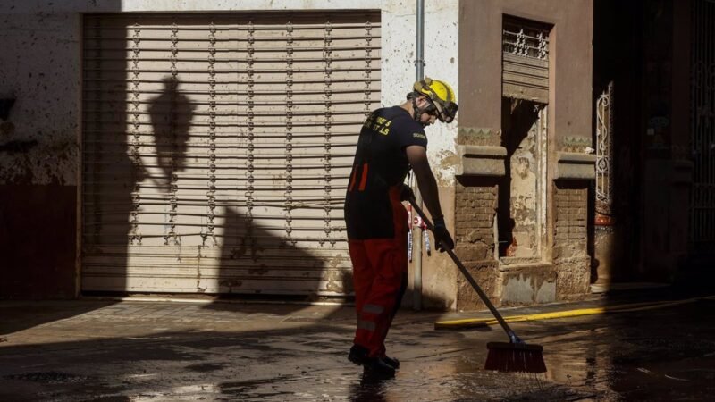 Madrid rinde homenaje a los servicios que ayudaron en DANA por su solidaridad y compromiso.