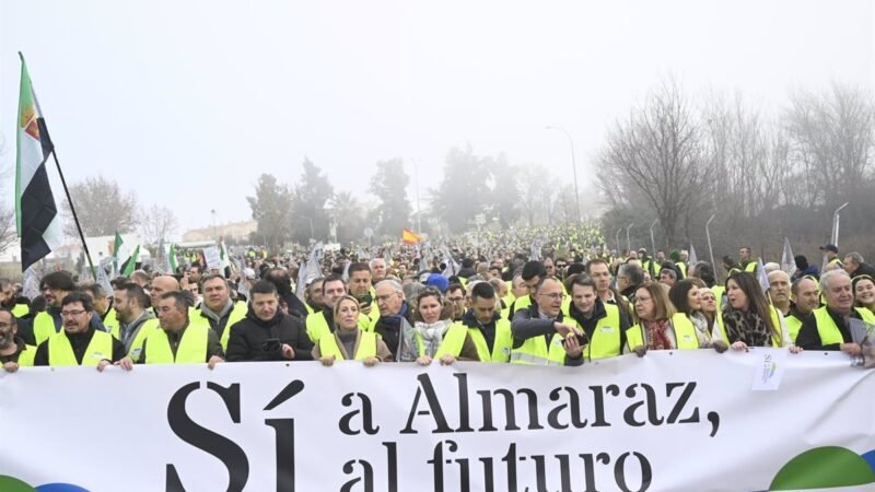 Manifestación de 7.000 personas en central nuclear de Almaraz por su continuidad