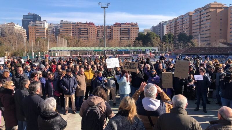 Manifestación de vecinos de Vía Hispanidad contra traslado de skatepark