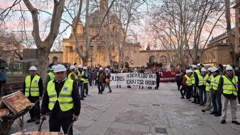 Manifestación en Pamplona contra Monumento a los Caídos