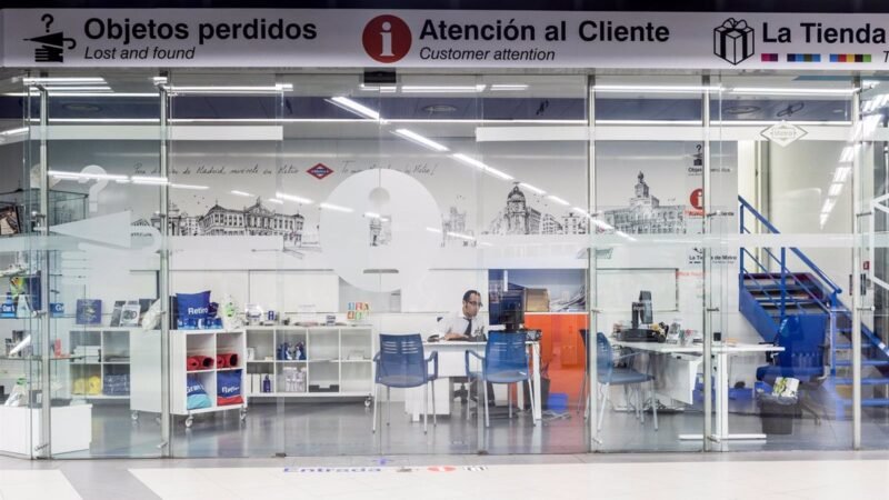 Metro inaugura nueva oficina y tienda en Ópera para atención al cliente y venta de productos.