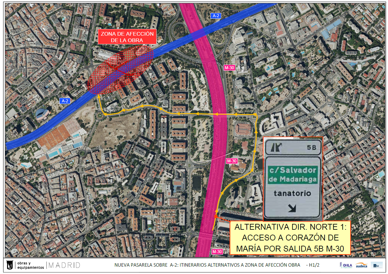 Montaje del nuevo paseo peatonal sobre la A-2 este fin de semana.