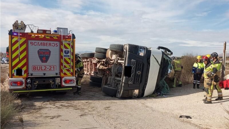 Muere hombre de 60 años al volcar camión en Molina de Segura