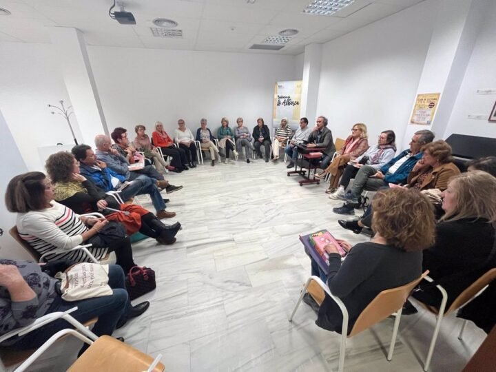 Mujeres de 40-60 años dominan club de lectura en Murcia.