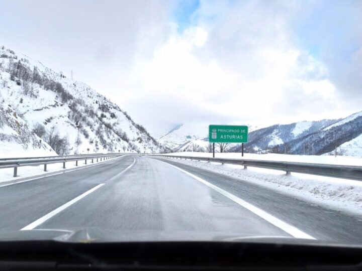 Nieve obliga uso cadenas en 13 puertos red secundaria Asturias; Huerna en nivel verde