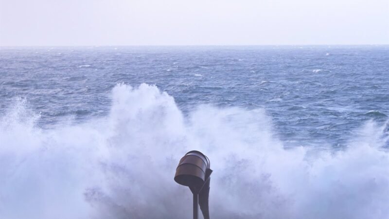 Niveles de alerta por vientos y olas en Andalucía el lunes