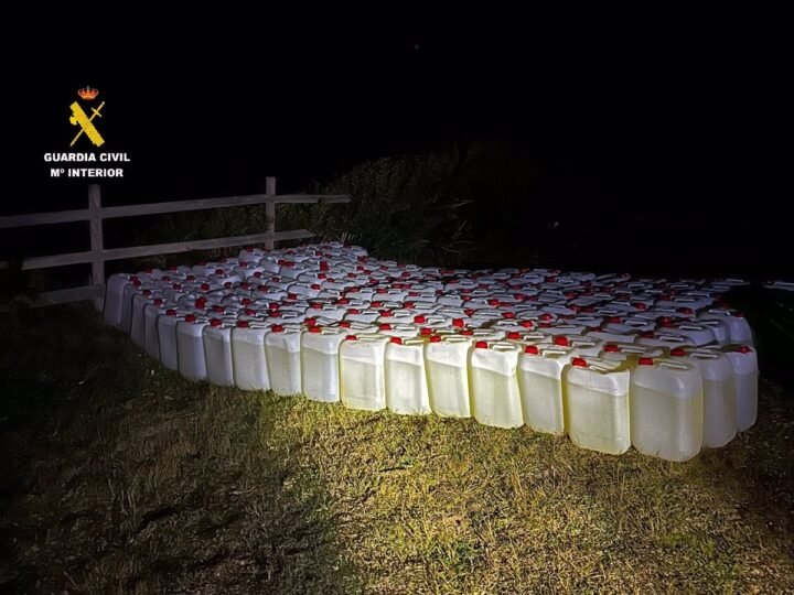 Nueve personas arrestadas en Tarifa con 204 botellas de gasolina para pateras