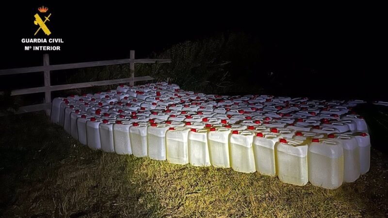 Nueve personas arrestadas en Tarifa con 204 botellas de gasolina para pateras