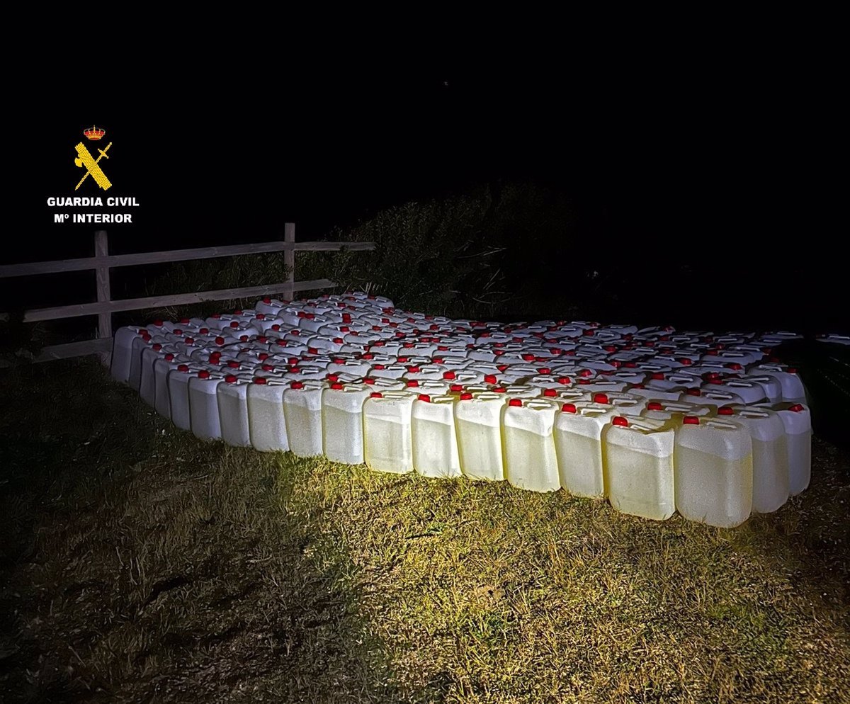 Nueve personas arrestadas en Tarifa con 204 botellas de gasolina para pateras