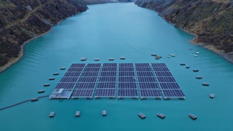 Paneles solares flotando en los Alpes: algo extraño.