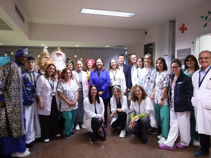 Prohens se siente honrado en acompañar a los Reyes Magos en el Hospital Son Llàtzer.