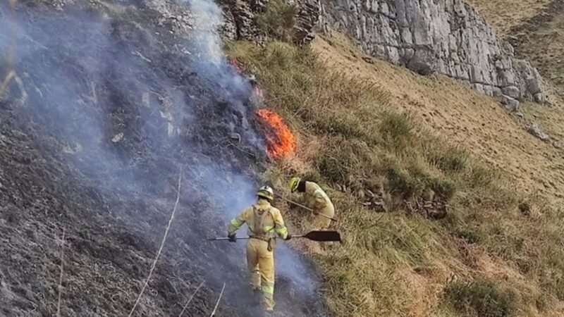 Rachas de viento de 149 km/h reavivan incendio forestal en Cantabria.