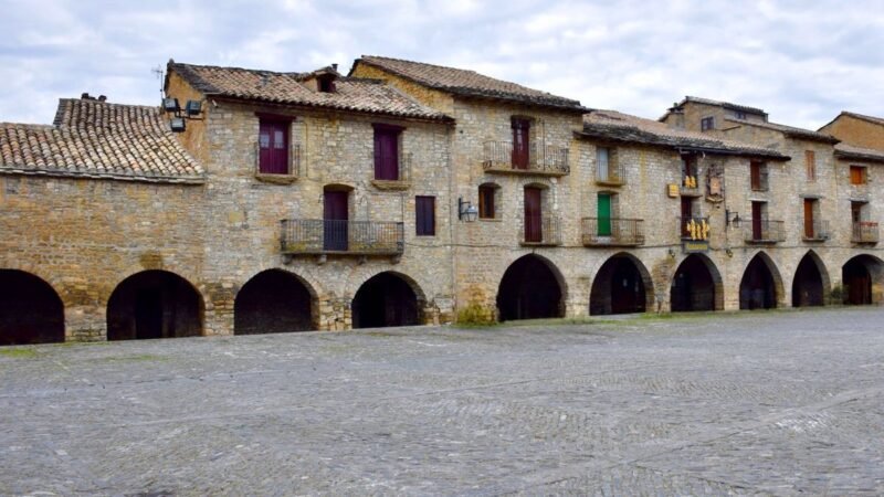 Recorrido de la Cabalgata de los Reyes Magos por Aínsa (Huesca) hasta la Plaza Mayor