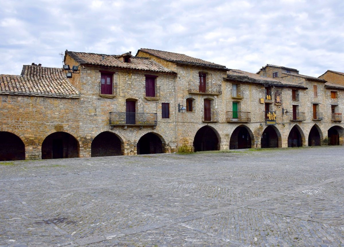 Recorrido de la Cabalgata de los Reyes Magos por Aínsa (Huesca) hasta la Plaza Mayor