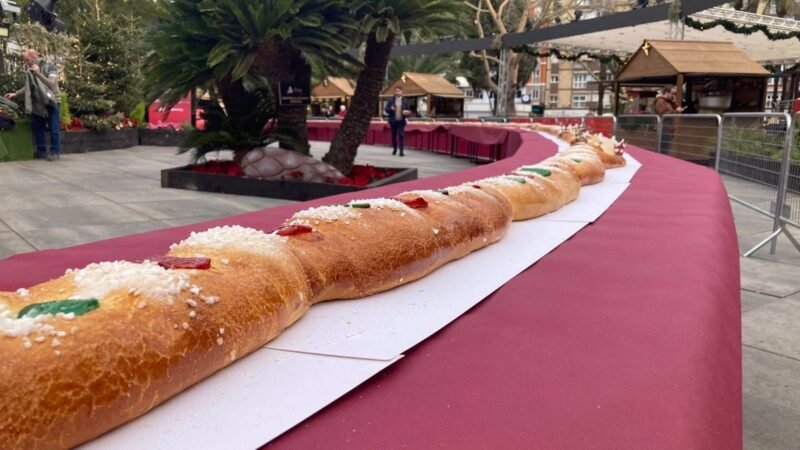 Reparto de 160 metros de roscón de Reyes junto al árbol de Navidad en Murcia.