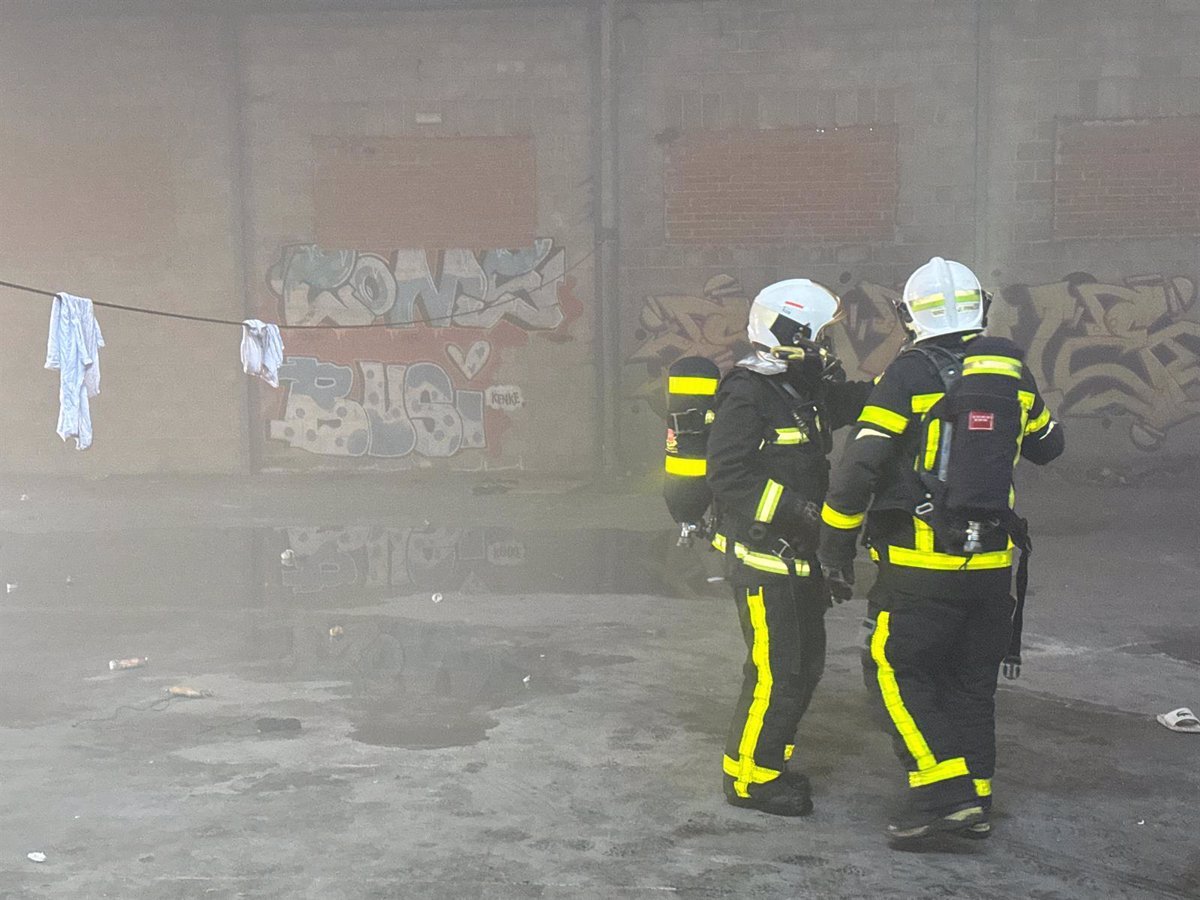 Rescatan a tres personas de nave en llamas en Alcalá de Henares