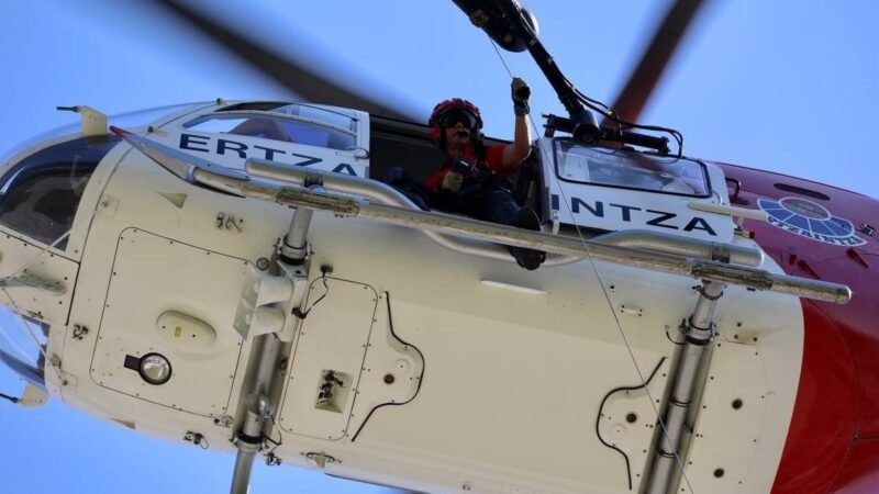 Rescatan en helicóptero a ciclista herido en Peñas de Aia, Irún.