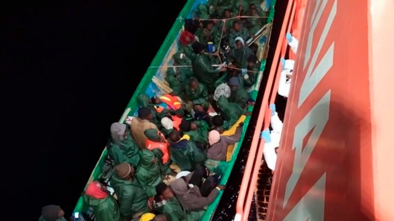 Rescate de 60 inmigrantes a bordo de una piragua cerca de Gran Canaria.