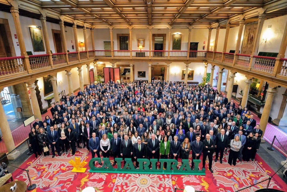 Reunión anual de Caja Rural de Asturias con 450 personas de la entidad.